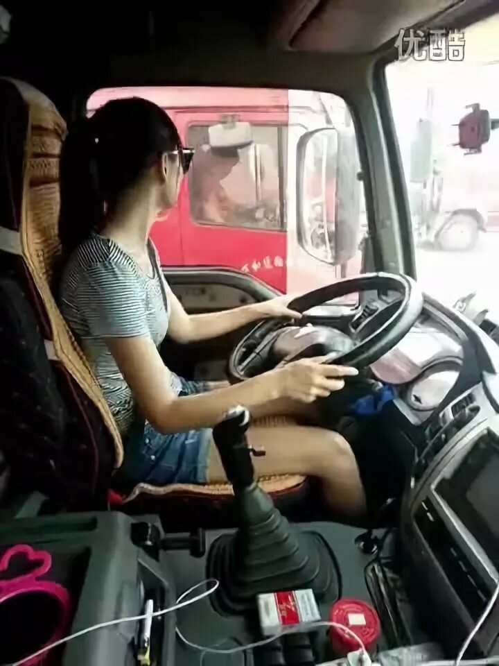 Доводит незнакомку до оргазма в грузовике со стеклянной кабиной