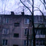 Жителей пятиэтажки в Осташкове заливает водой с крыши