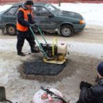В Тверской области подрядчик получил крупный штраф за укладку дороги в дождь и снег