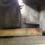 Падающий путепровод в Вышнем Волочке «отремонтировали» с помощью деревянного бруска