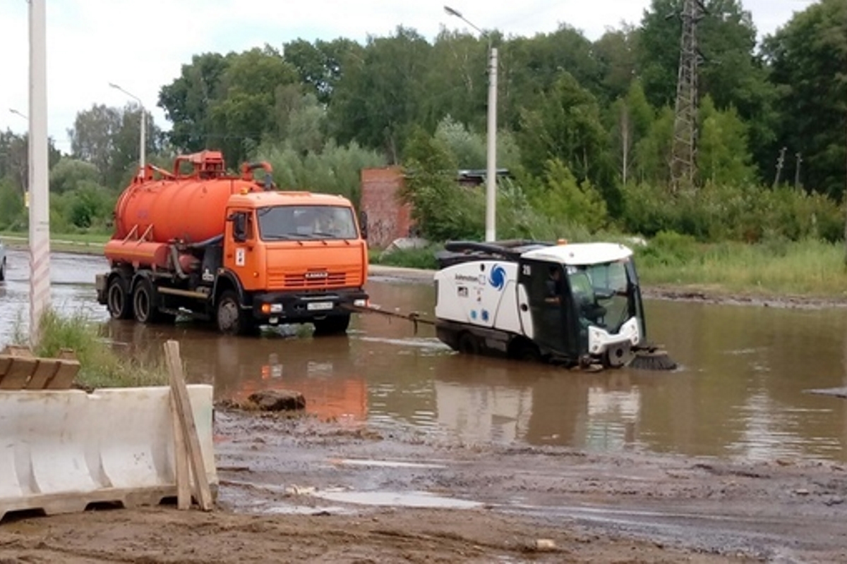 В Твери в глубокой луже утонул автопылесос «Джонстон» - Тверь24 - новости в  Тверском регионе