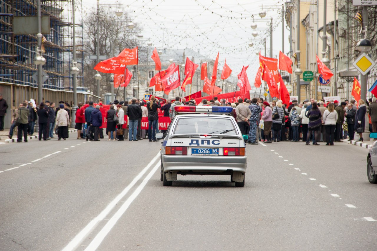 1 мая закрывают. Первомайская демонстрация в Твери. Первомайские праздник Тверь. Перекрыли движение из за демонстрации. Первомайское шествие КПРФ.