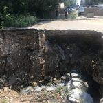 В Торжке рушится мост через ручей Здоровец. Граждан призывают быть осторожными