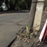 Котовский бы не одобрил… Дорогу отремонтировали, а столбы валятся