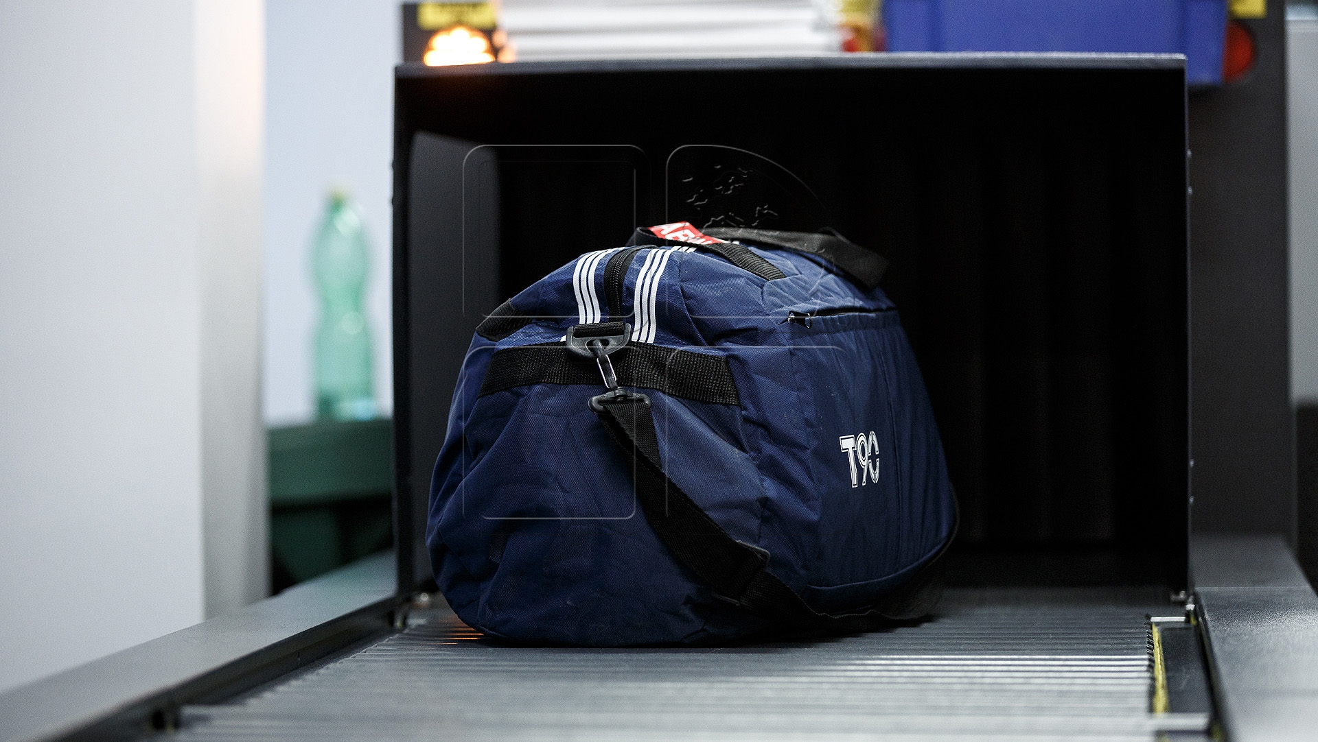 Досмотр сумок. Багаж в аэропорту. Чемодан в аэропорту. Сумка для аэропорта. Таможня багаж.