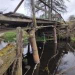 В Бологовском районе разваливается мост, соединяющий две части одной деревни