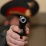 Закон, расширяющий право полицейских применять оружие и разрешающий им вскрывать машины, одобрен Госдумой в первом чтении