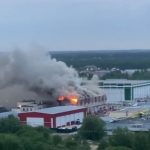 В Твери выясняют, почему ночью загорелось производственное здание в Заволжье