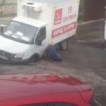 В Ржеве агитационный автомобиль КПРФ провалился в открытый люк