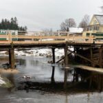 В Бологовском районе под угрозой обрушения находится мост через реку, связывающий деревню с остальным миром