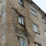 В Осташкове рухнула часть стены общежития