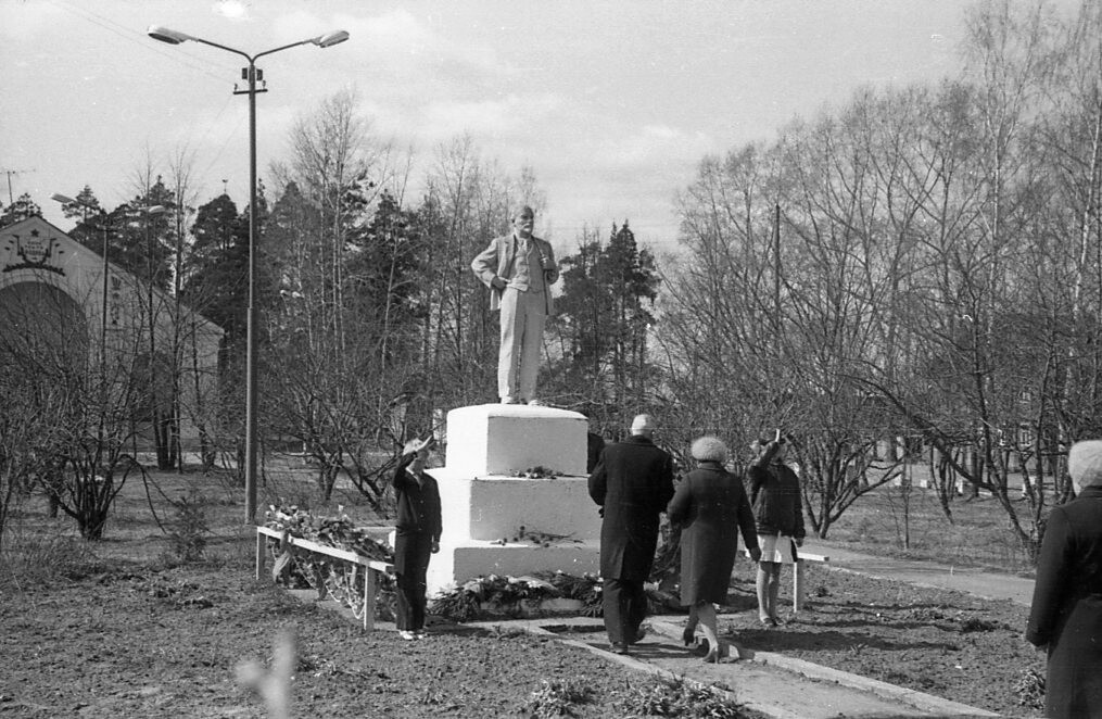 Весьегонцы требуют восстановить памятник Ленину