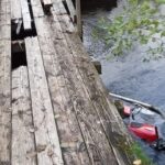В Фировском районе мотоциклист разрушил деревянный мост