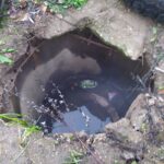 В Осташкове два года не могут отремонтировать канализационный люк