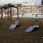 В ржевском парке в декабре установили лежаки для принятия солнечных ванн