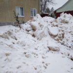 Жители Западной Двины жалуются на снежные завалы рядом с домами