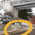 Под одним из оснований пешеходного моста к Обелиску Победы в Ржеве образовалась опасная трещина