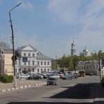 В Торжке главная городская площадь превратилась в автостоянку