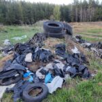 Свалка автомобильных покрышек обнаружена в Калининском районе