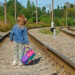 Учащиеся школы в Бологое идут к знаниям по железной дороге