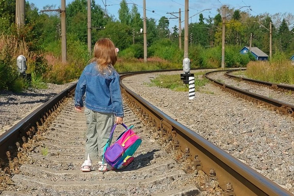 дети идут по железной дороге в школу Бологое