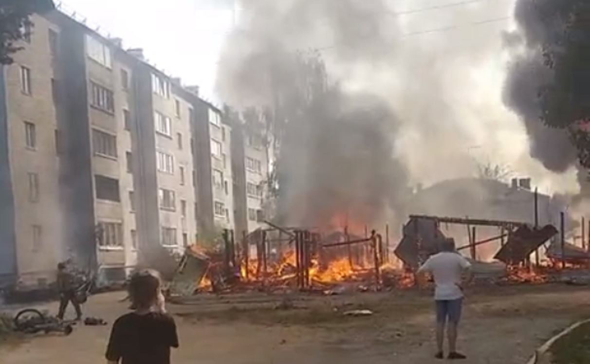 Весьегонск сгорели сараи