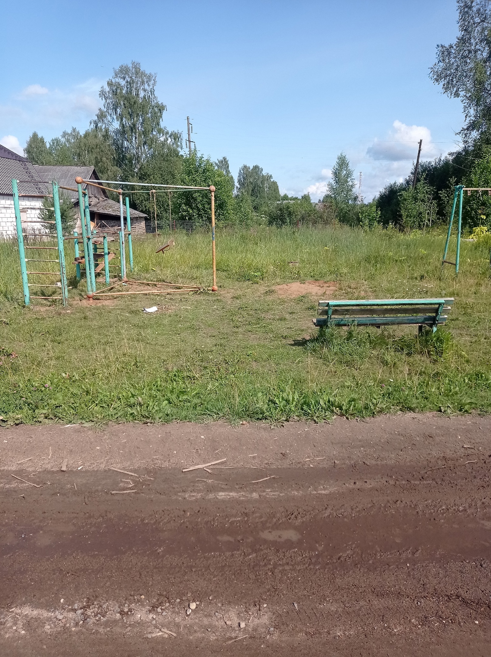состояние детской площадки в деревне Маслаково 