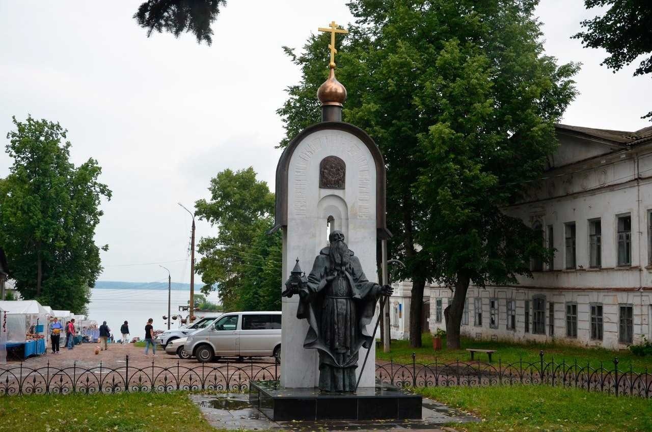 памятник святому Макарию