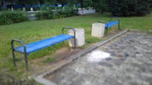 скамейки и урны на бульваре Энергетиков в Удомле
