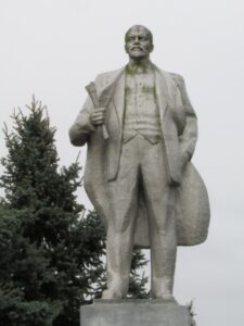 памятник Ленину Калязин