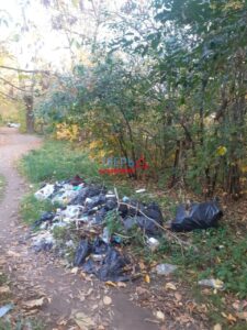 мусор рядом со школой на Орджоникидзе Тверь