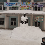 В Бологовском округе  памятник Льву Толстому закопали в снегу. Фотофакт
