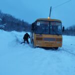 В Краснохолмском округе автобус со школьниками застрял в сугробе