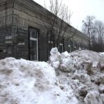 В Торопце  исторические здания завалили грязным снегом
