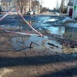 В Калининском районе 2-летний мальчик чуть не утонул, провалившись в открытый люк
