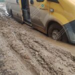 В Селижаровском округе на разбитой лесовозами дороге утопают в грязи школьные автобусы