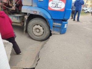 В Торжке «надломился» пешеходный мост