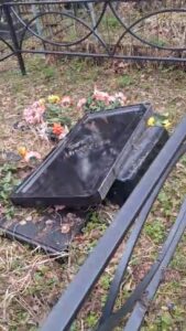 В Тверской области неизвестные вандалы разгромили кладбище