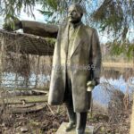 В Вышневолоцком округе продаётся двухметровый  Ленин