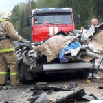 В Тверской области самосвал с песком раздавил встречный микроавтобус, есть погибшие