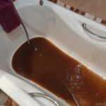 Грязевые ванны: ржевитяне  пожаловались на черную жижу, текущую из кранов