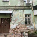 В Твери, в доме №7 по улице Советской рушится кирпичная кладка, падают куски штукатурки