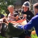 В Тверской области женщина два дня пролежала под рухнувшим потолком дома, пока её не вызволили спасатели
