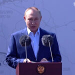 Президент РФ Владимир Путин открыл движение по новым дорогам в обход Твери и Тольятти