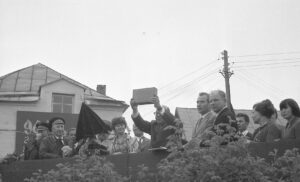 Первый секретарь Торопецкого районного комитета КПСС В.Я. Соло со шкатулкой с обращением к потомкам на митинге, посвященном 900-летию г. Торопца. 29 июня 1974 г. (ГАТО. Ф-1. Оп. 1. Д. 3294).