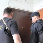 Минюст предложил разрешить судебным приставам взламывать двери в квартирах россиян