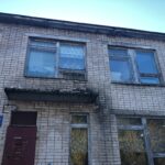 Фасад больницы в Калининском округе рушится прямо на головы пациентов Фасад больницы в Калининском округе рушится прямо на головы пациентов