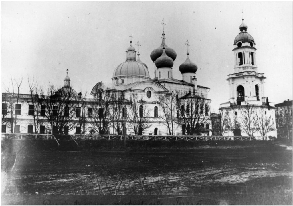 Императорский дворец и Спасо-Преображенский собор на Соборной площади в г. Твери. Вид со стороны городского плаца