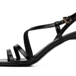 Как правильно должны сидеть босоножки на ноге?