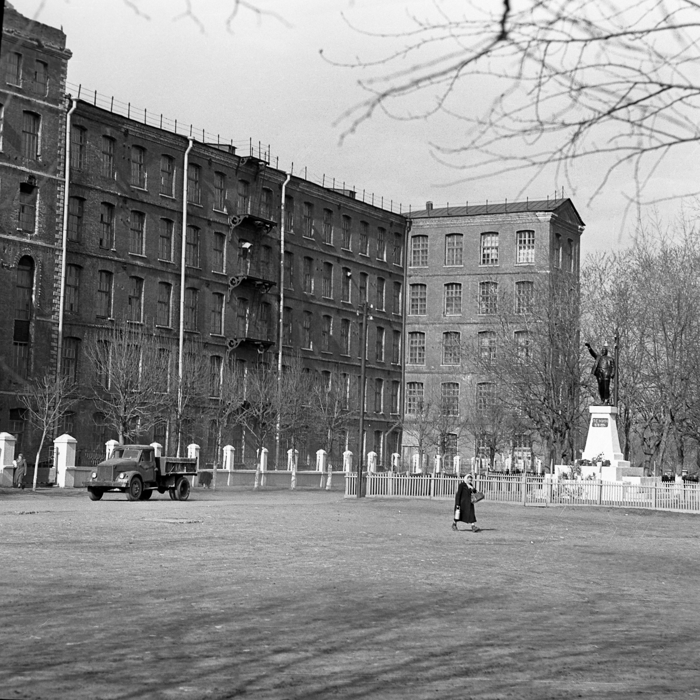 Памятник В.И. Ленину во дворе Пролетарки в г. Калинине. Общий вид. 1964 г.